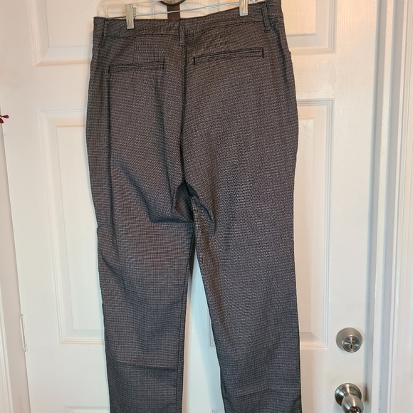 Lee Petites Woman's Relaxed Fit Straight Leg Mid-Rise Strech Pants, Size: 14P - Picture 13 of 16